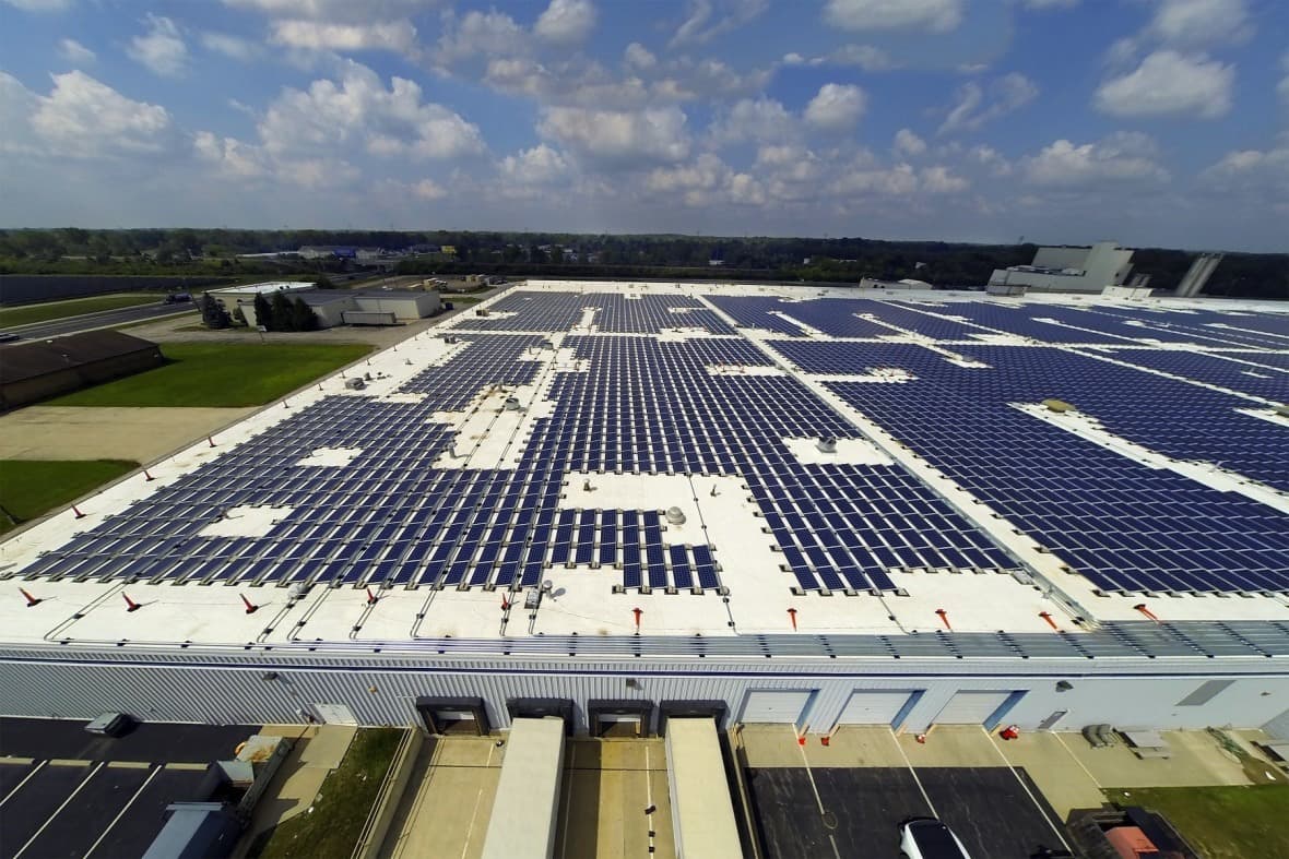 Empresas chinas y emiratíes profundizan la cooperación para explorar nuevas oportunidades en un proyecto solar de 50 MW