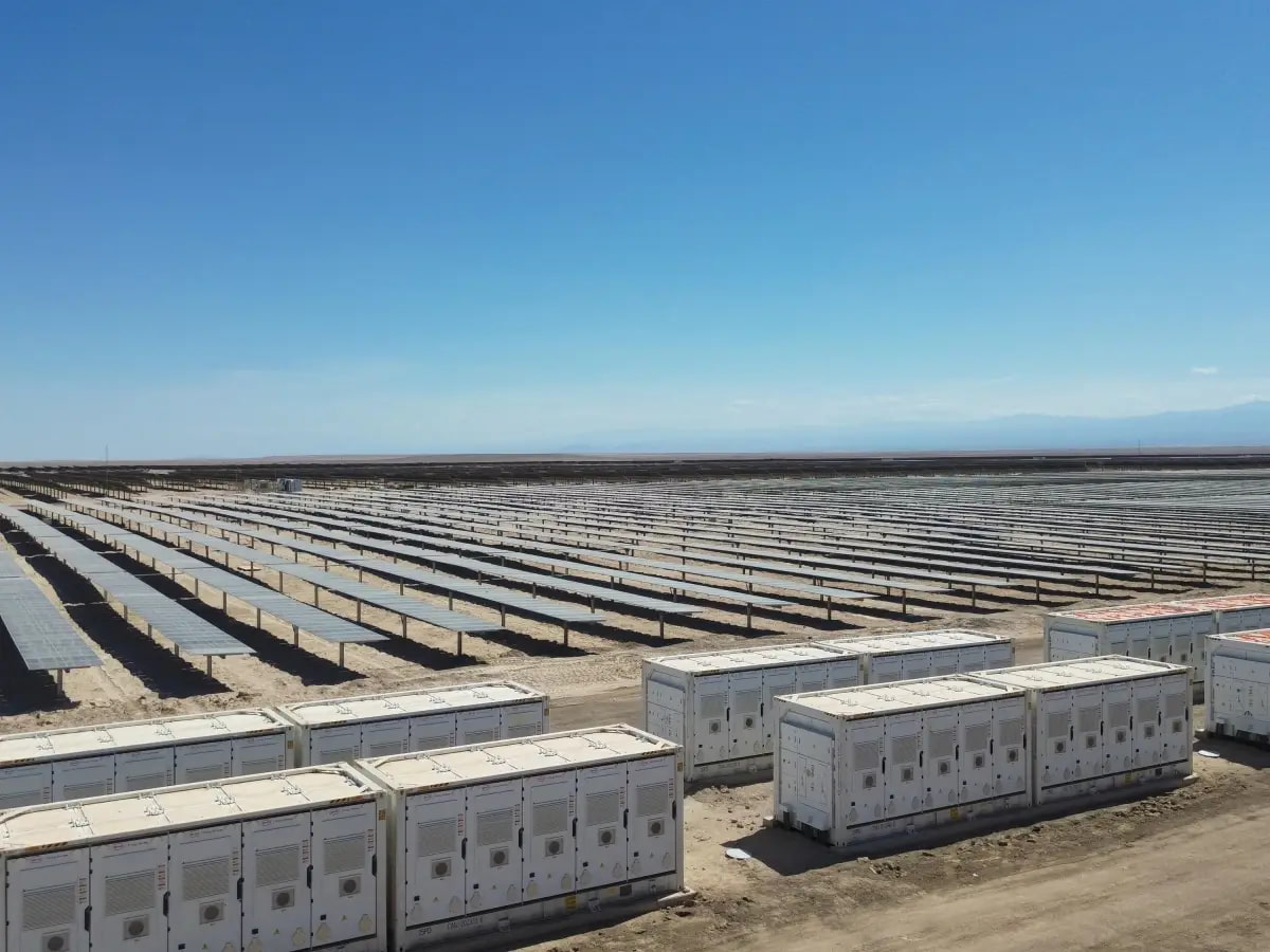 Sistema de almacenamiento de energía fotovoltaica acoplado a CA frente a acoplado a CC: ¿Cómo elegir el más adecuado para una planta de energía solar?